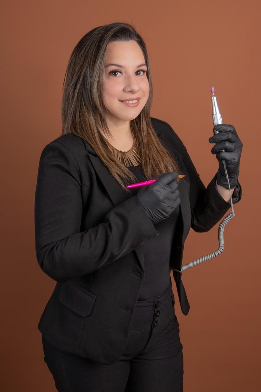 Margrit Quintero con su torno de manicura