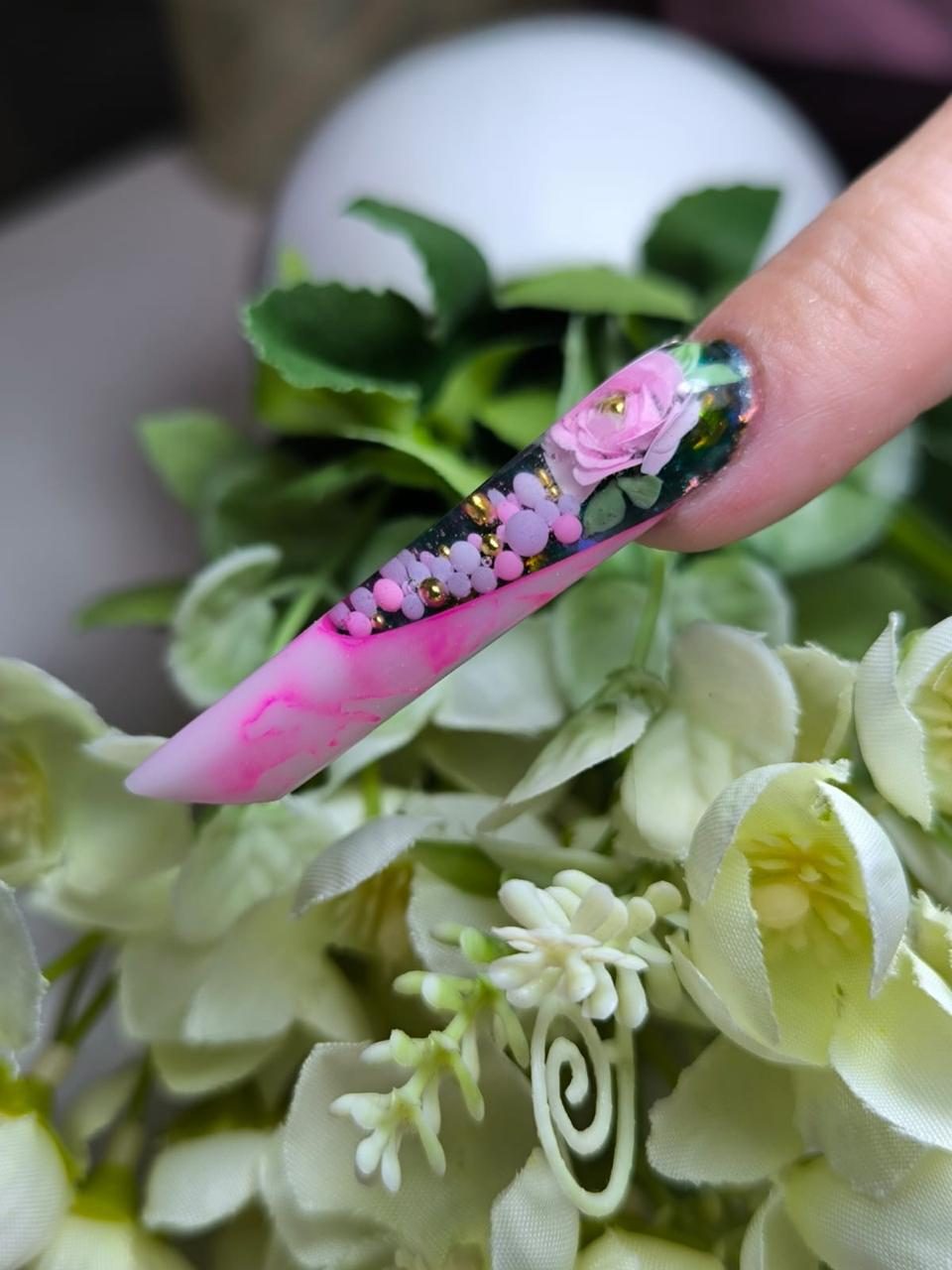 Uña esculpida con flores 3D y encapsulado