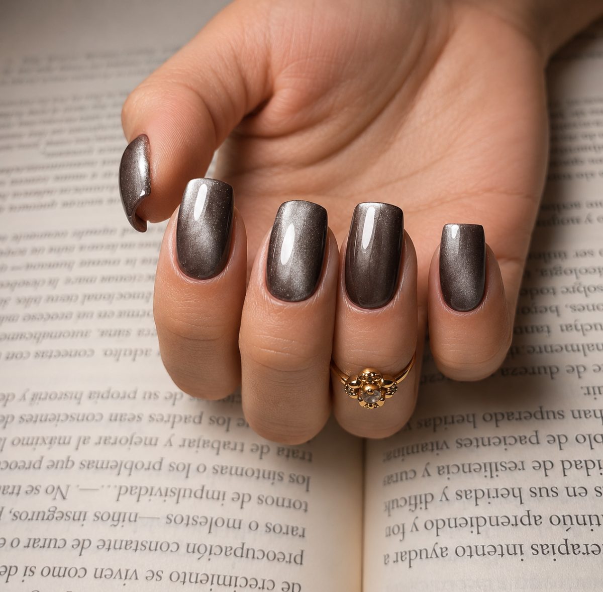 Manicura americana con esmaltado gel ojo de gato